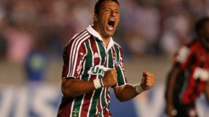 O atacante Washington, eternamente conhecido como Coração Valente, celebra um de seus três gols na espetacular virada do Fluminense sobre o São Paulo pelo Brasileiro de 2008. (Foto: Cleber Mendes/Lancepress!)