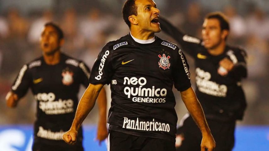 Corinthians venceu o Santos por 3 a 2 na Vila Belmiro em clássico do Brasileirão de 2010. (RICARDO SAIBUN/Gazeta Press)