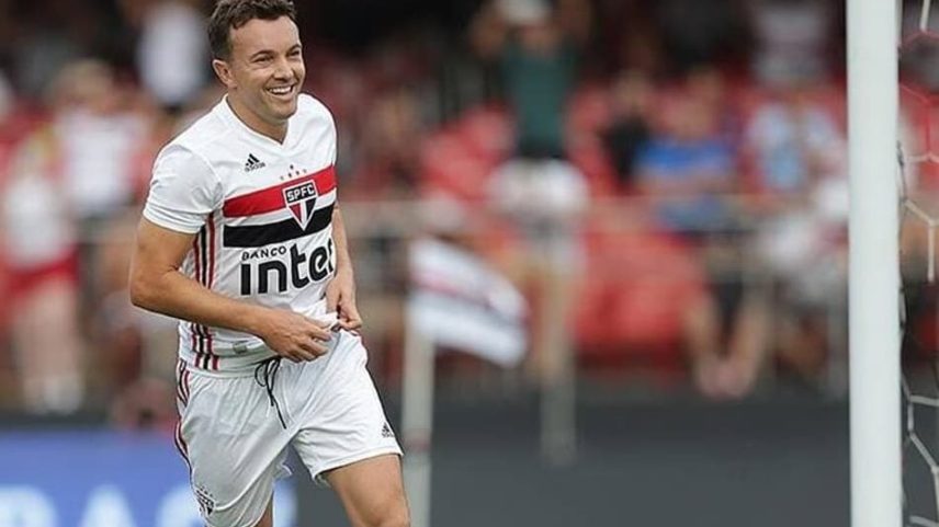 Lucas Moura e Dagoberto comemoram a importante vitória do São Paulo sobre o Fluminense por 2 a 0 na rodada de abertura do Campeonato Brasileiro de 2011. (Paulo Pinto/saopaulofc.net)