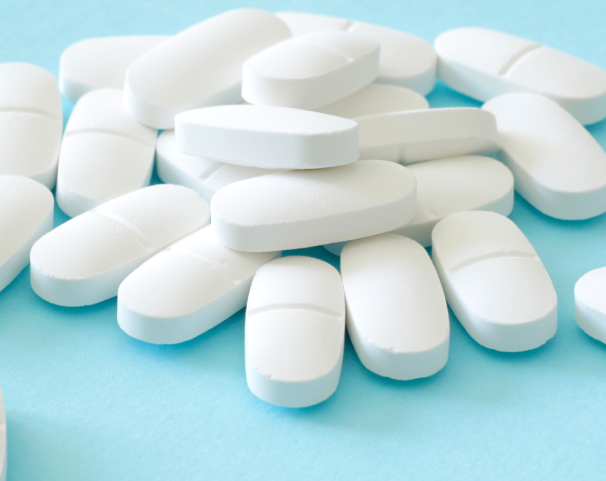 Pílulas brancas sobre fundo azul