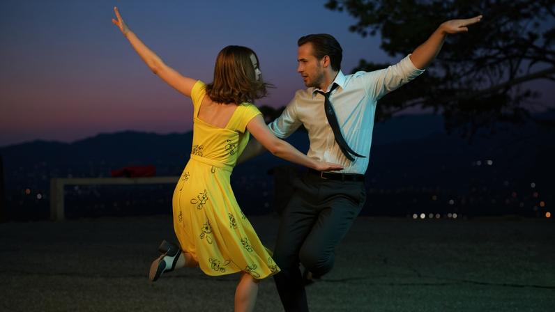 Emma Stone e colegas de elenco em cena do musical "La La Land: Cantando Estações", que levou sete Globos de Ouro.
