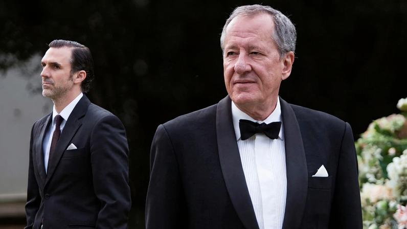 Geoffrey Rush (à direita) interpreta Henry, o pai que se casa com uma mulher mais nova