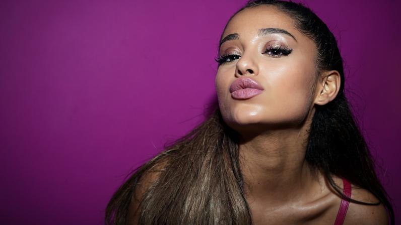 A cantora Ariana Grande promove o terceiro disco de sua carreira