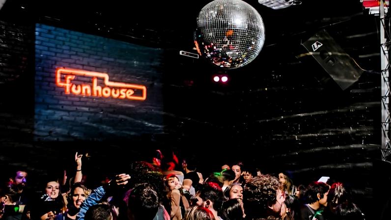 Aberta desde 2002, a Funhouse é frequentada pelo público alternativo