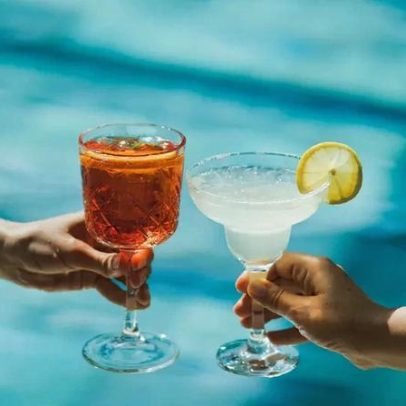 10 drinks alcoólicos e refrescantes para o verão