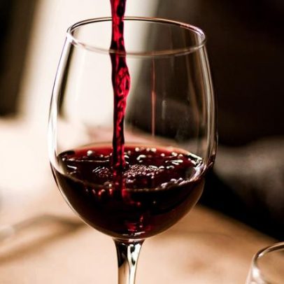 Quatro métodos para abrir vinho sem saca-rolha, com dicas práticas
