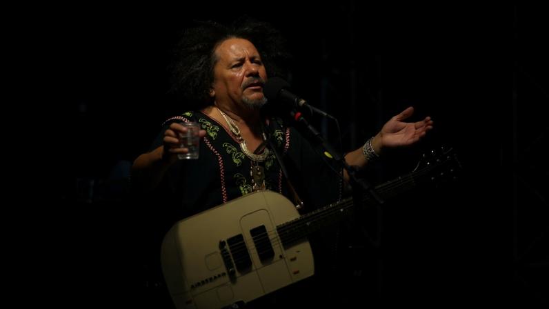 O cantor Chico César faz show às 19h