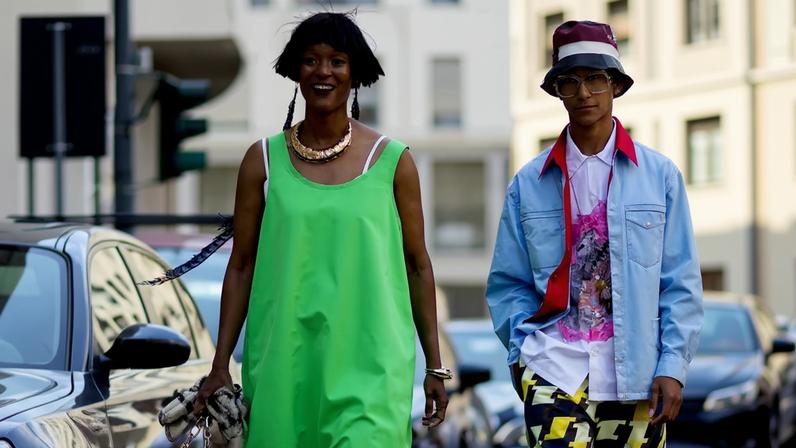 Ah! Usar vestido + saia também está na moda (Foto: Imaxtree)