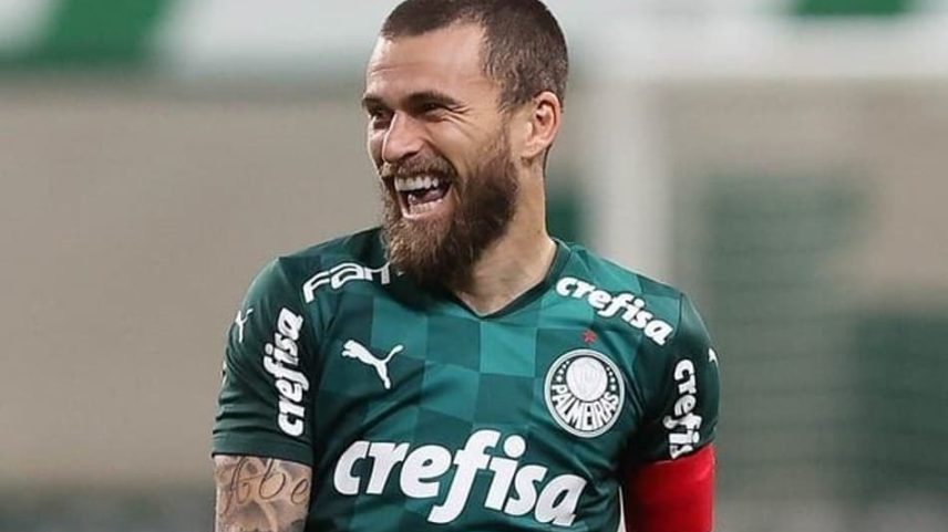 Lucas Lima e Hyoran comemoram a vitória do Palmeiras sobre o Cruzeiro no Pacaembu; triunfo matinal colocou a equipe de Felipão no topo da tabela do Campeonato Brasileiro de 2018. (Foto: Palmeiras)