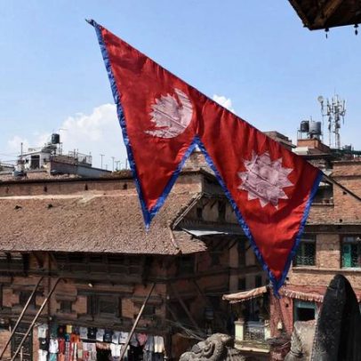 Por que a bandeira do Nepal é diferente das demais?