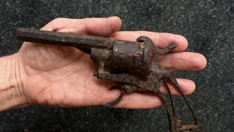 Lefaucheux revolver which probably killed Van Gogh, now with AuctionArt Rémy le Fur & Associés