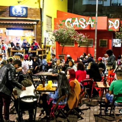 Bar Xavica's em Perus atrai clientes perto da estação de trem