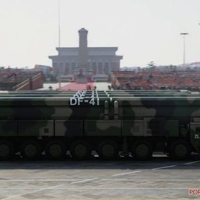 China exibe arsenal nuclear em desfile de 70 anos da Revolução Comunista