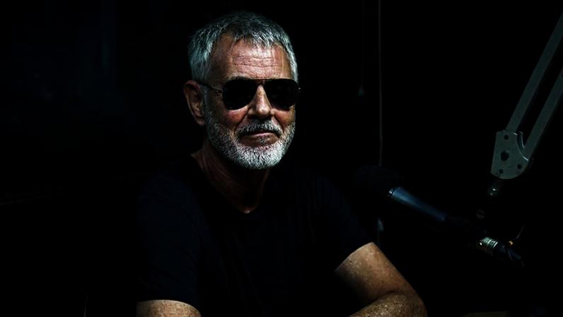 O cantor e compositor inglês Ritchie na Rádio USP, no dia 6 de fevereiro: novo CD faz parte de trilogia que contempla os cantores e compositores Paul Simon, Cat Stevens e James Taylor – Foto: Cecília Bastos