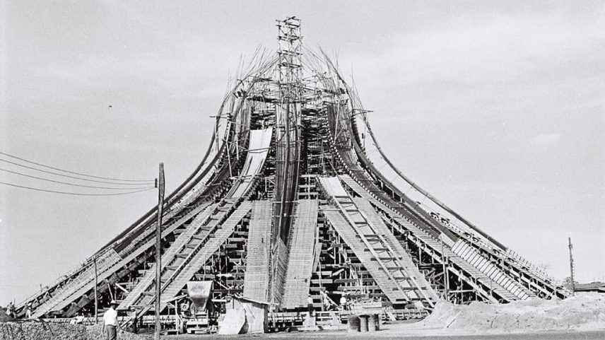 A construção de Brasília foi cercada de mitos. Na foto,obras da Catedral Metropolitana antes de sua inauguração, em 1970
