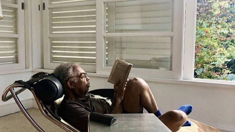 O cantor Gilberto Gil compartilhou foto em que aparece lendo um livro
