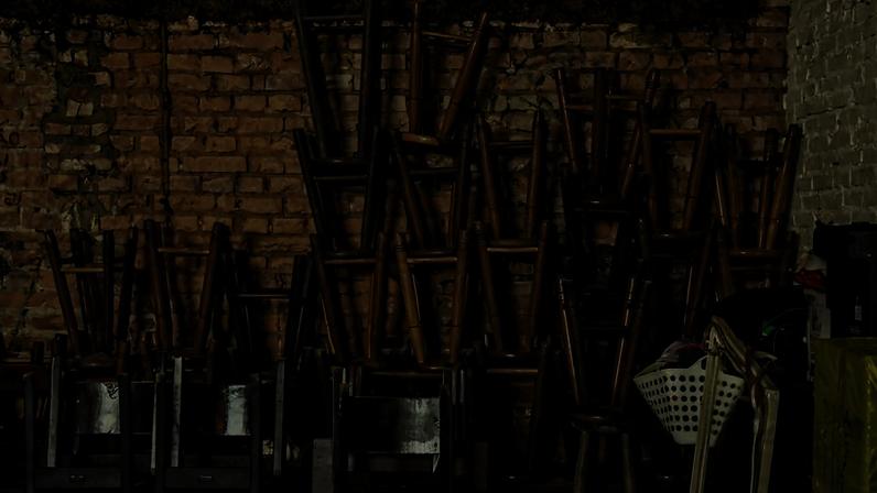 Bancos do bar Ó do Borogodó, que não faz rodas de samba desde 2020; espaço é um dos afetados pela crise financeira causada pela pandemia