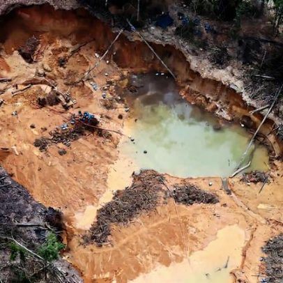 Garimpeiros atiram contra Yanomami; Brasil corta regulações ambientais