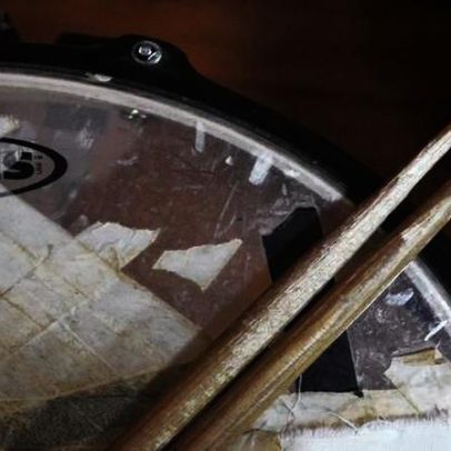Homenagem a Charlie Watts celebra o baterista de ritmo sólido