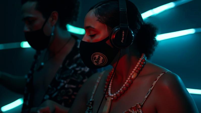 DJ de máscara se apresenta no Espaço Barra Funda