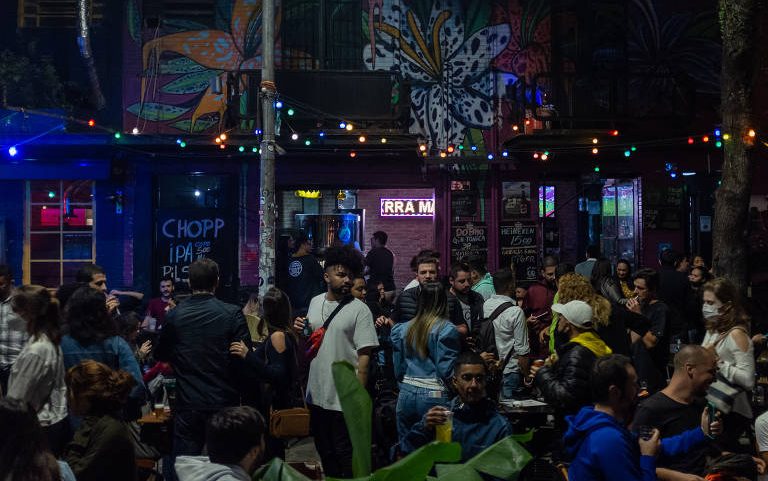 Pessoas bebendo na rua