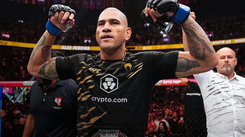 Alex "Poatan" Pereira comemora a reconquista do cinturão peso-meio pesado após a vitória sobre Magomed Ankalaev na luta principal do UFC 320. (Foto por Jeff Bottari/Zuffa LLC)