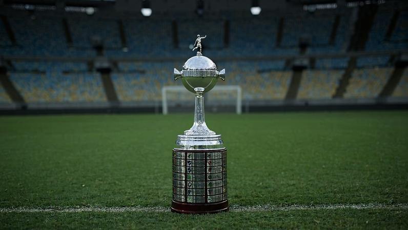 A taça da Libertadores no Maracanã