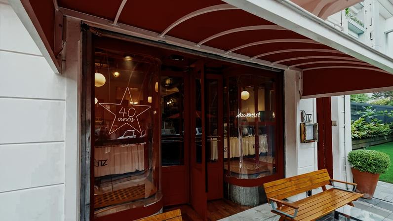 Fachada do restaurante Ritz com sua icônica porta giratória vermelha