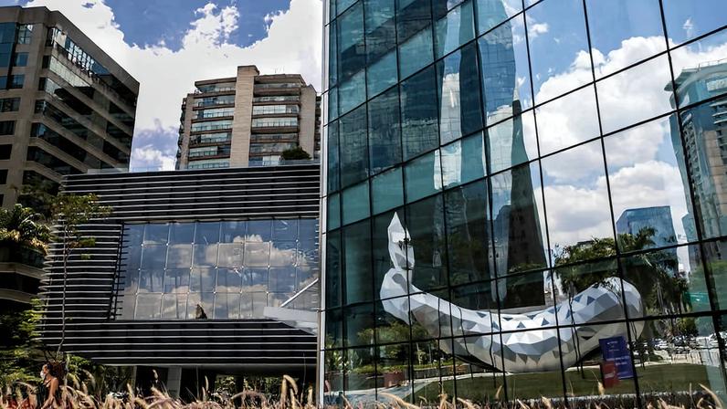 A escultura de baleia na frente do Teatro B32, na Faria Lima, em SP