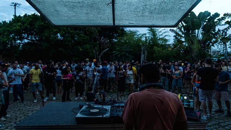 DJ discoteca na pista externa do bar Nu I Cru, em SP