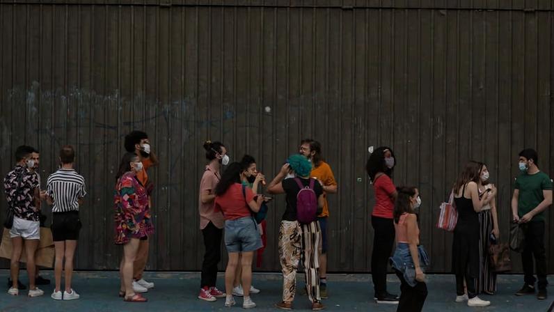 Fila para entrar no Miúda, bar na Barra Funda, em São Paulo