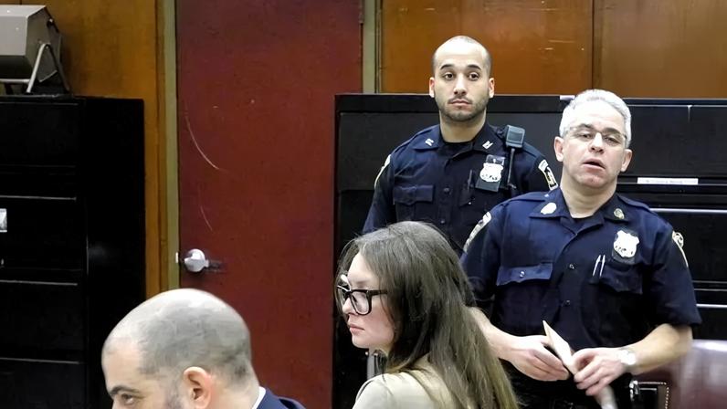 A suposta impostora russa Anna Sorokin (M) senta-se ao lado de seu defensor Todd Spodek no tribunal de seu julgamento. Com uma combinação de mentiras, autoconfiança, documentos falsos e desculpas, ela teria enganado dezenas de pessoas (Foto: picture alliance via Getty Image)