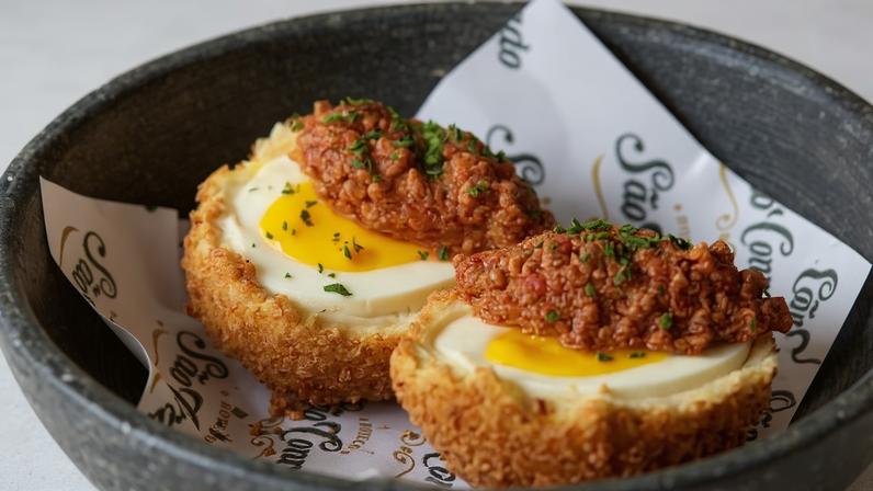 O bolovo do São Conrado Bar, que custa R$ 19, tem seu ovo coberto por uma massa feita com purê de batata, leite, parmesão, farinha de trigo e sal