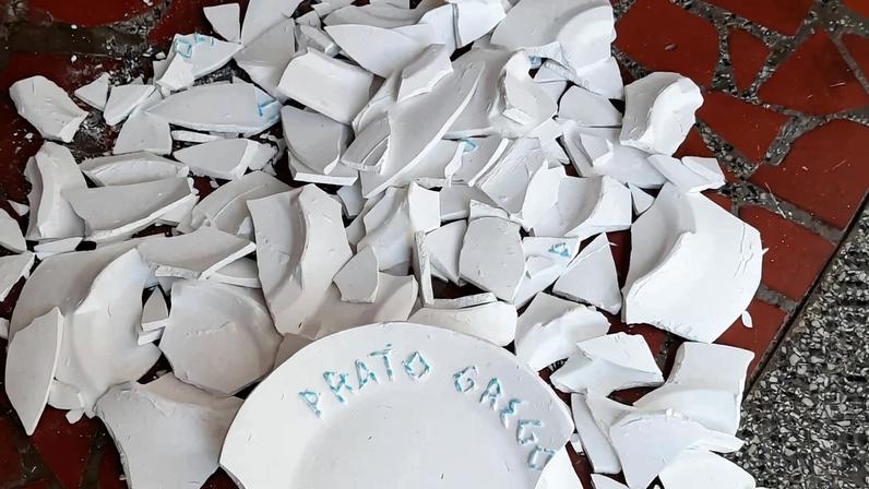 Pratos de gesso quebrados no restaurante Prato Grego, no Bom Retiro, no centro de São Paulo