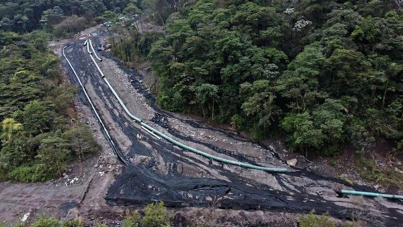 An aerial view of two pools built to capture the oil. Vacuum trucks suctioned the oil from these pits and transferred it to fuel tankers. Image by Iván Castaneira.
