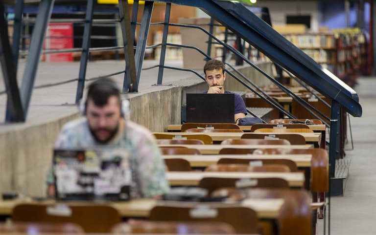 Visitantes do Centro Cultural São Paulo (CCSP) aproveitam o wi-fi gratuito do local para trabalhar e estudar