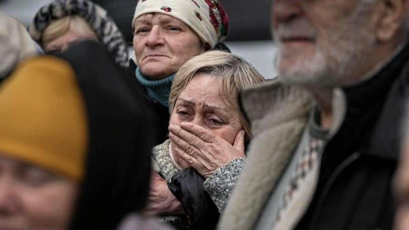 População de Bucha, subúrbio de Kiev, reage a chegada de comboio militar e humanitário ucraniano
