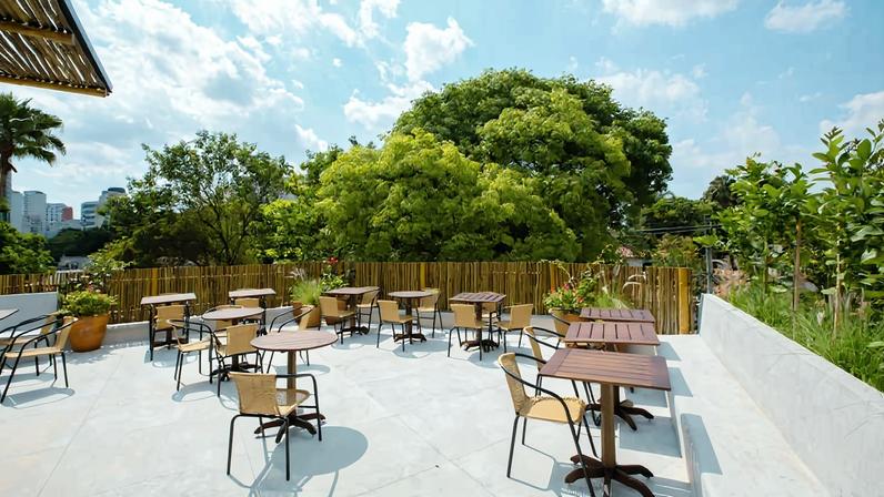 Ambiente do Terraço Dhomus, que ocupa a cobertura do restaurante de mesmo nome, no Itaim