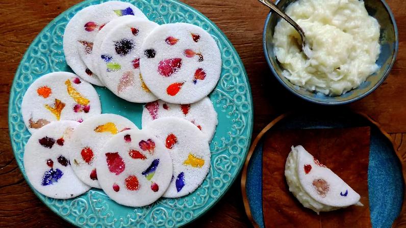 O prato que é a cara do Brasil: tapioca com um delicioso recheio de coco -- com flores para dar cor e beleza
