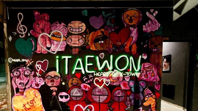 Grafite na fachada do Itaewon, no Bom Retiro, com referências à cultura pop coreana