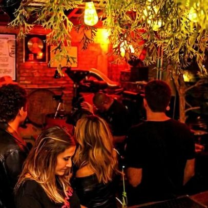 Café Hotel: bar em SP atrai público mais velho em ambiente de balada
