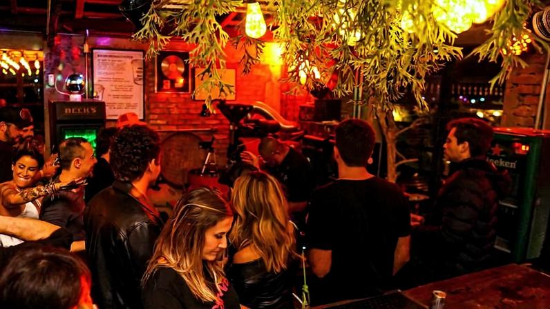 Café Hotel, bar em Pinheiros, região oeste, reúne público mais velho em clima de balada