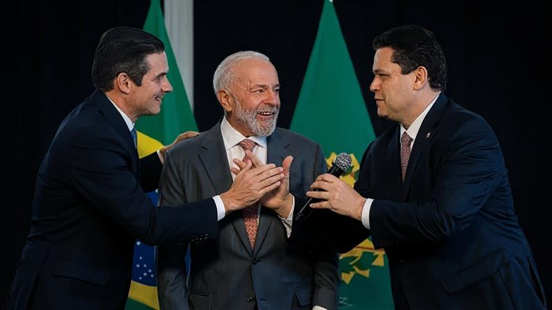 Hugo Motta, Lula e Davi Alcolumbre em reunião no Palácio do Planalto