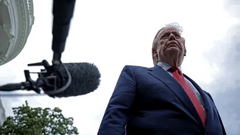 O presidente dos EUA, Donald Trump, fala com a imprensa ao deixar a Casa branca nesta sexta-feira (8)
