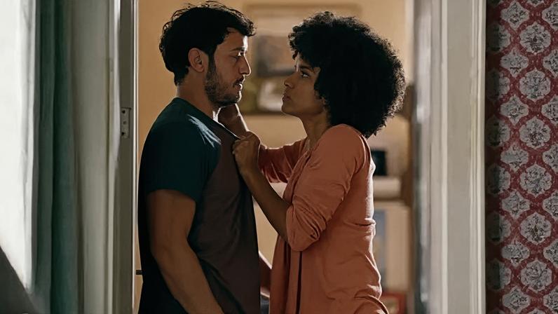 Tom (Allan Souza Lima) e Elenice (Mariana Sena) vivem um dos relacionamentos mais comentados de "Quem Ama Cuida", marcado por controle disfarçado de cuidado.