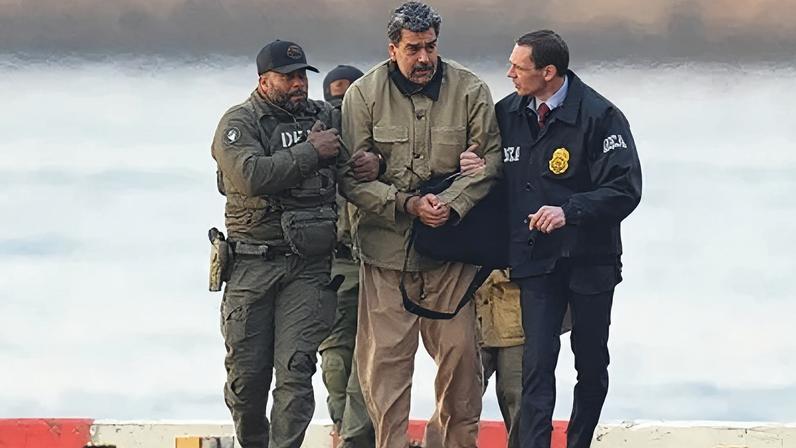 Nicolás Maduro escoltado por agentes federais norte-americanos