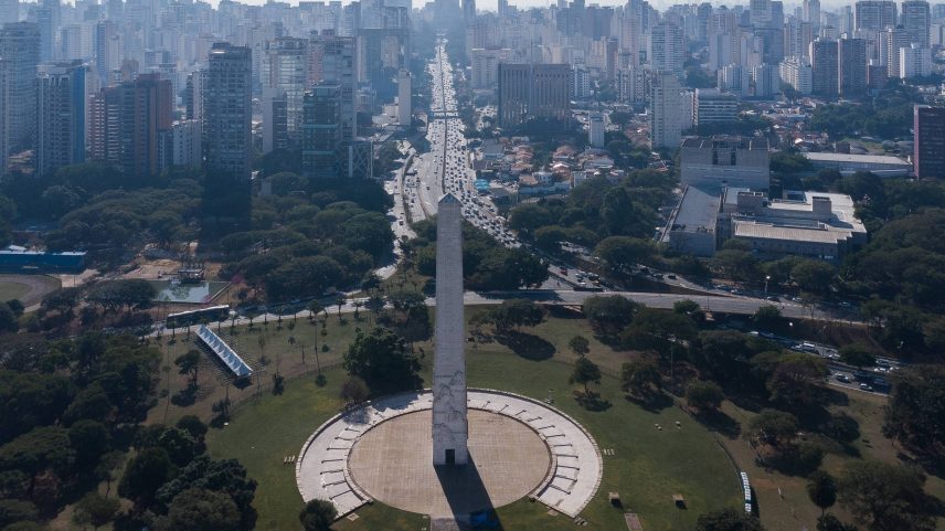 Obelisco Mausoléu aos Heróis de 32 com a 23 de Maio ao fundo; tanto o monumento quanto a avenida são homenagens àqueles que participaram da campanha constitucionalista, em São Paulo (Foto: Ronny Santos/Folhapress)