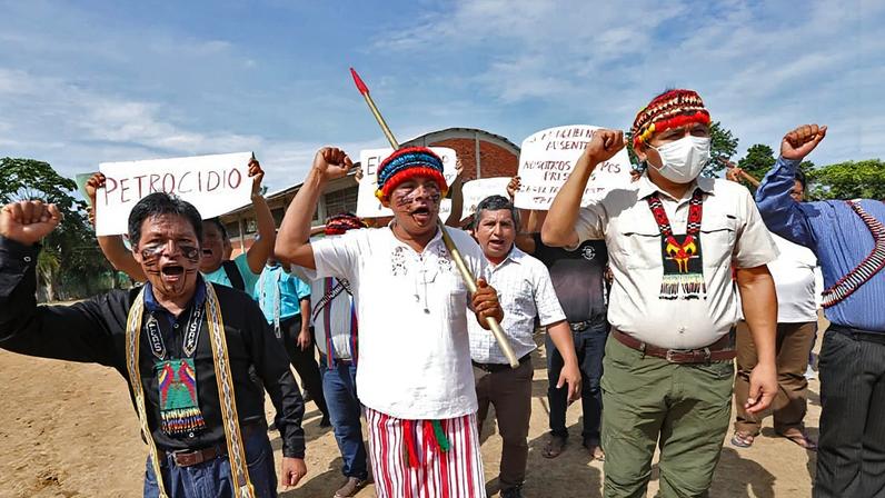 When feeling threatened, the Indigenous Achuar people of Peru perform a ritual war dance. Back in February, this dance came to light. Men and women gathered in the community of Yankuntich, located in the northern Loreto region, to march and hold hands while women sang about the strength of their ancestors. The dance was meant to send the clear message that they opposed Petroperú, the Peruvian state oil company, and its plans to exploit Block 64.