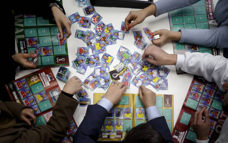 Colecionadores realizando troca de figurinhas da Copa do Mundo