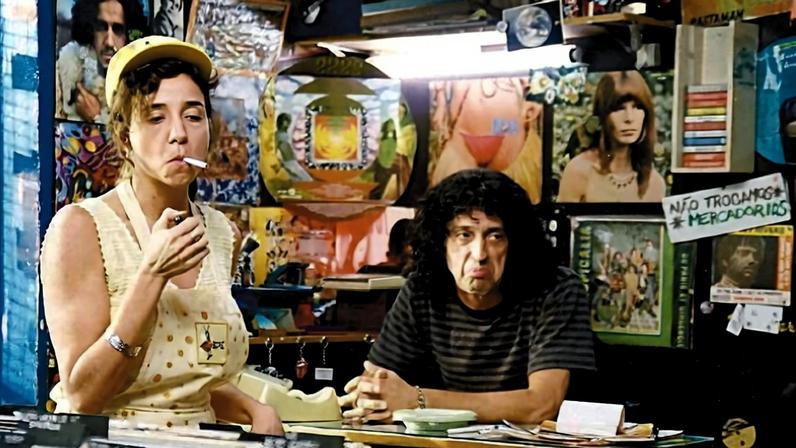 Marisa Orth e Ary França em cena do filme "Durval Discos", de Anna Muylaert